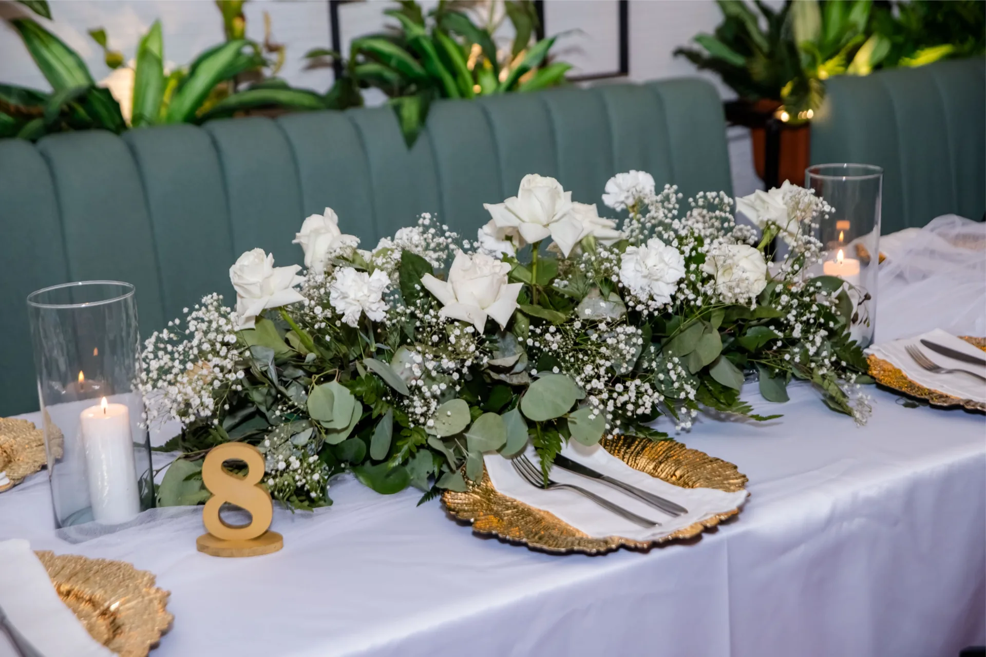 Camino floral blanco sobre la mesa larga de los novios