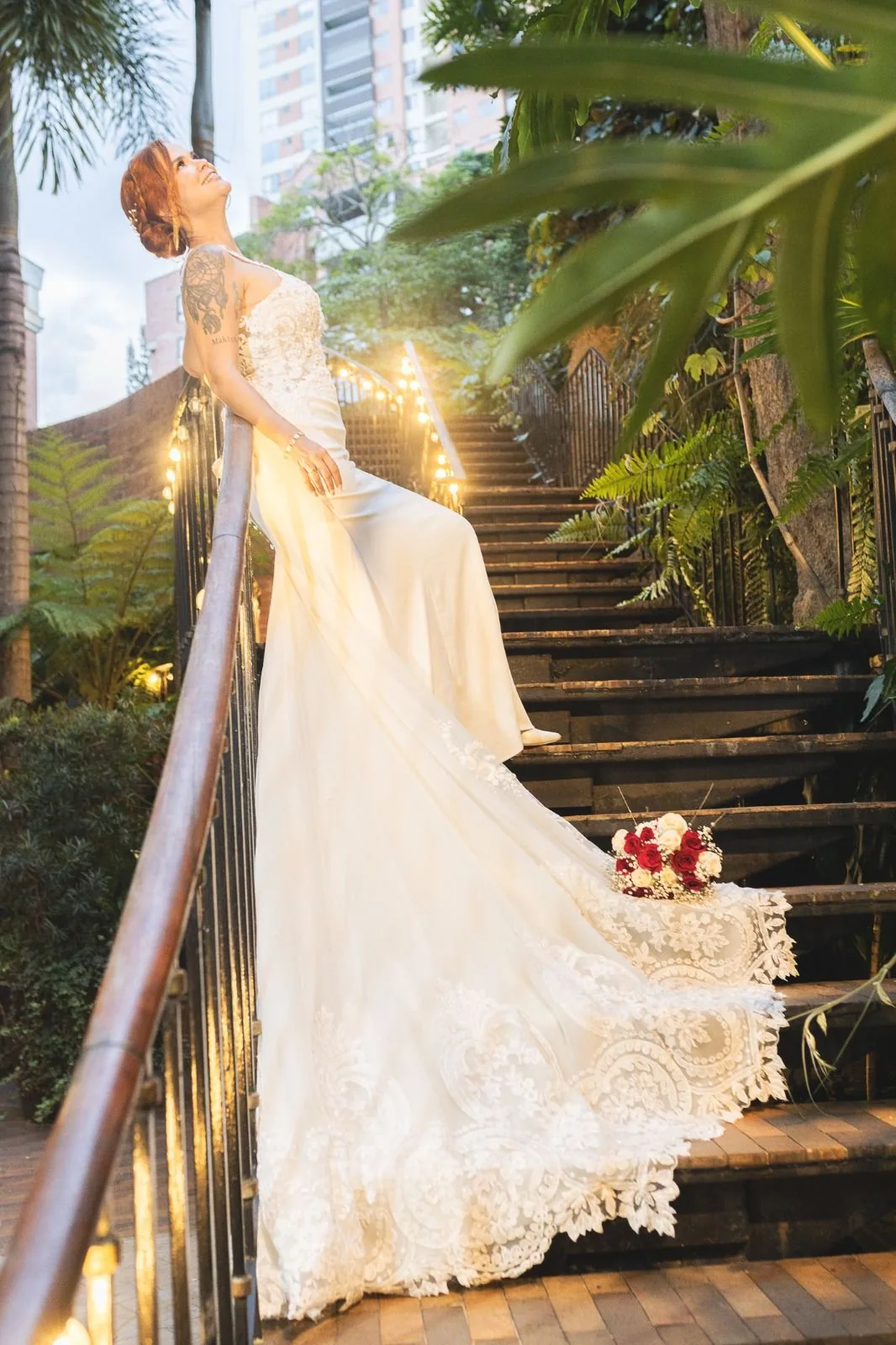 Novia bajando la escalera de Kampanas con la cola del vestido extendida