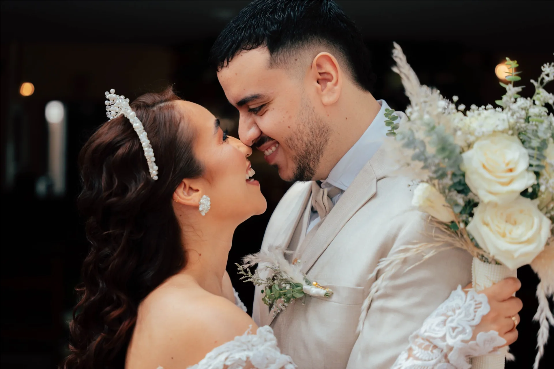 Los novios frente a frente el día de su matrimonio en Kampanas, Provenza, Medellín