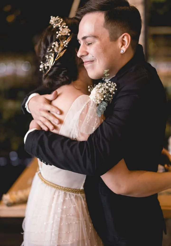 Los novios abrazados durante el baile en Kampanas