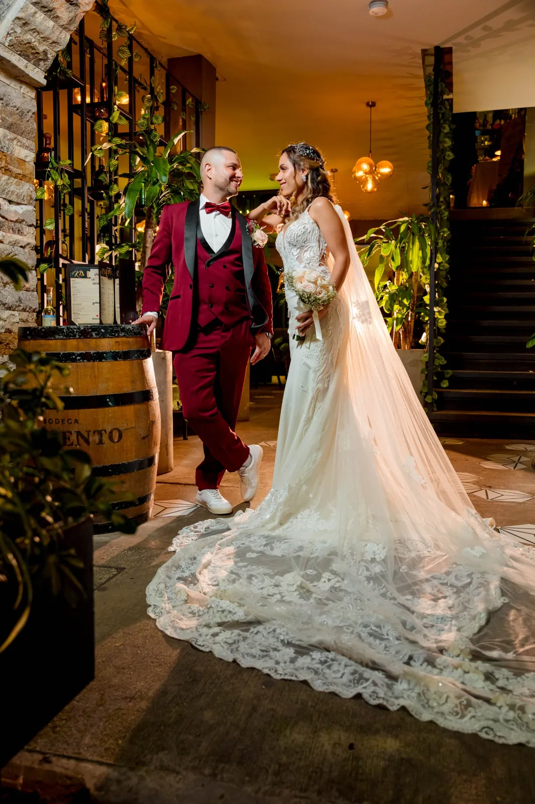 Entrada de los novios al salón de Kampanas, la novia con la cola de encaje extendida