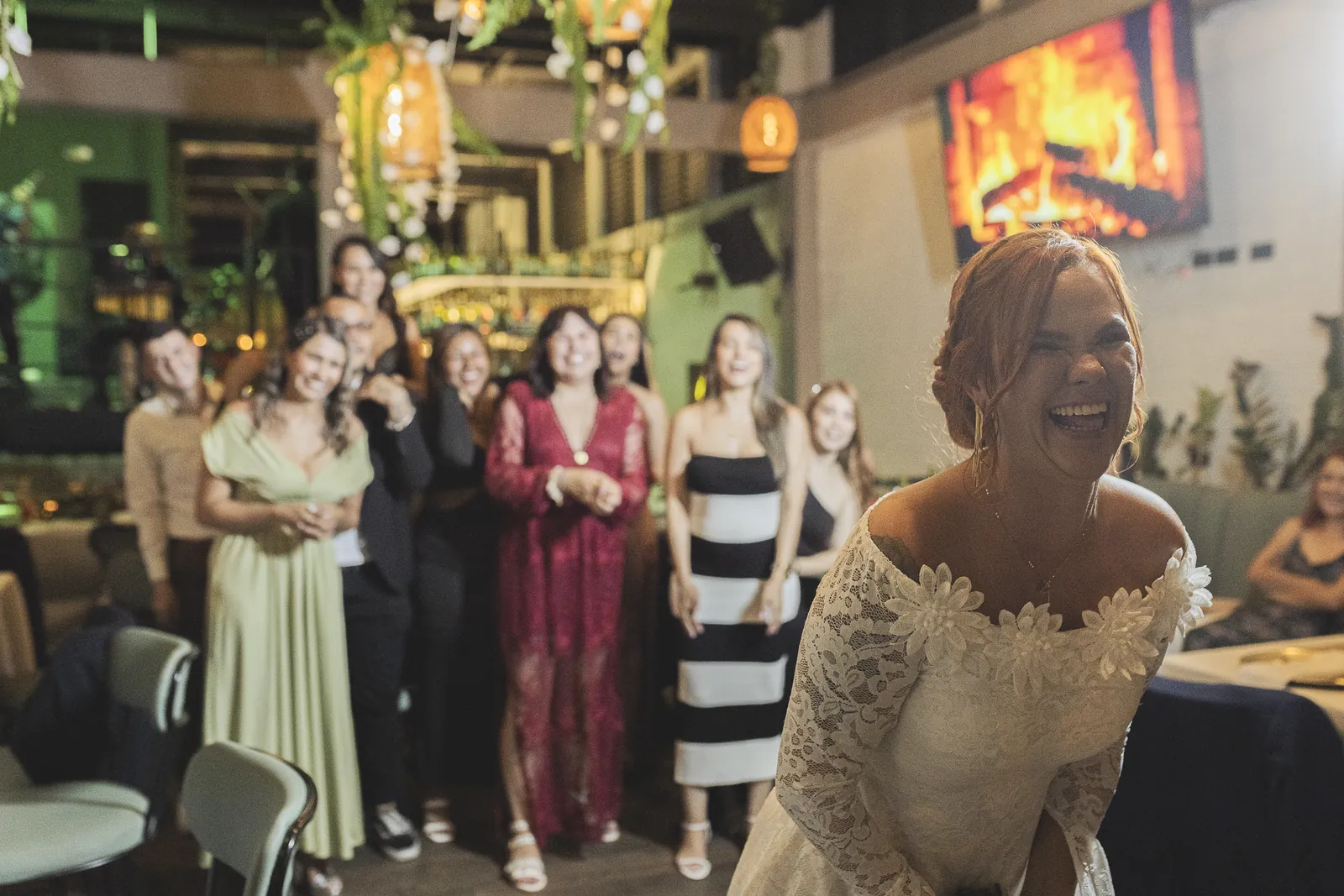 La novia riendo frente a sus invitadas durante la fiesta en Kampanas