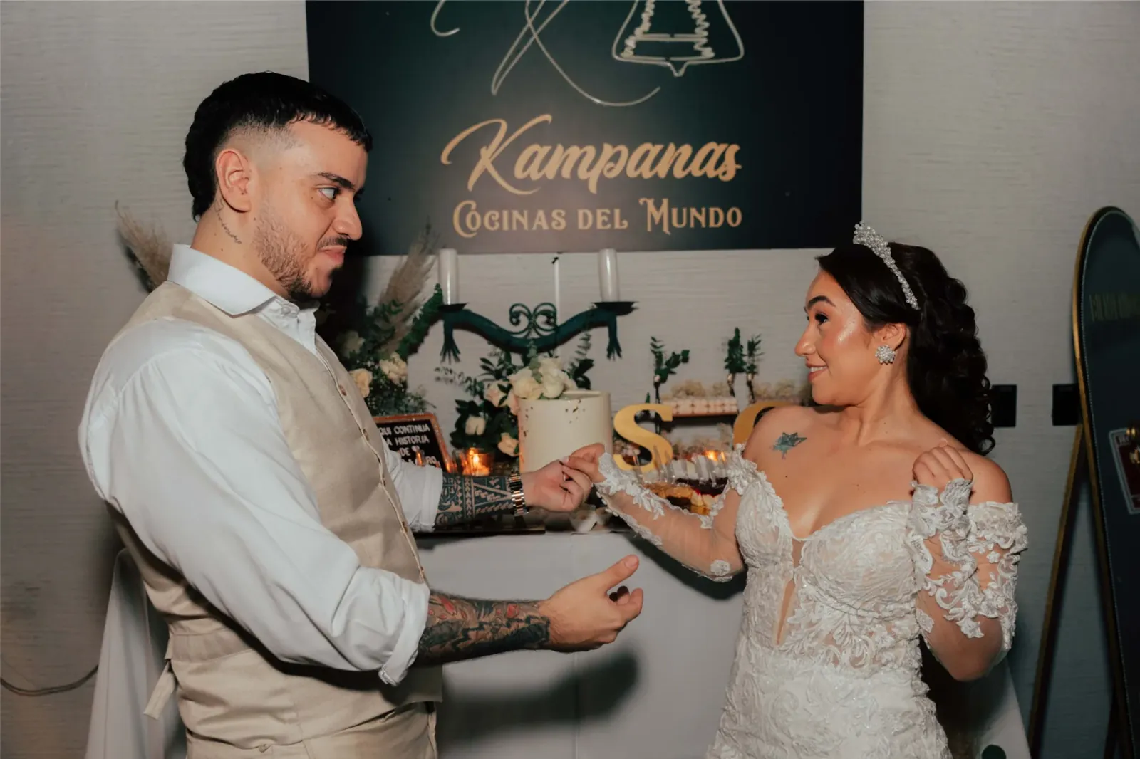 Los novios bailando frente al letrero de Kampanas Cocinas del Mundo